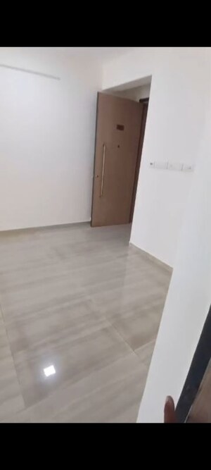 Room in 2 BHK Apartment at Sheth Vasant Oasis, Andheri East – for Rent