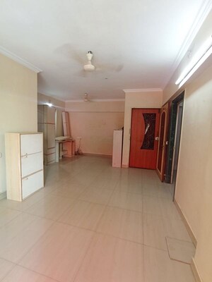 Room in 2 BHK Apartment at Thakur Gayatri Satsang, Kandivali East – for Sale