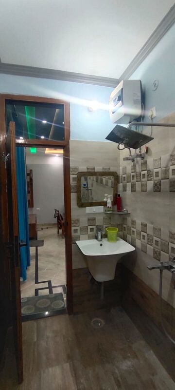 Master Bedroom in 2 BHK Independent House at Dayal Friends Colony, Amar Shaheed Path – for Rent