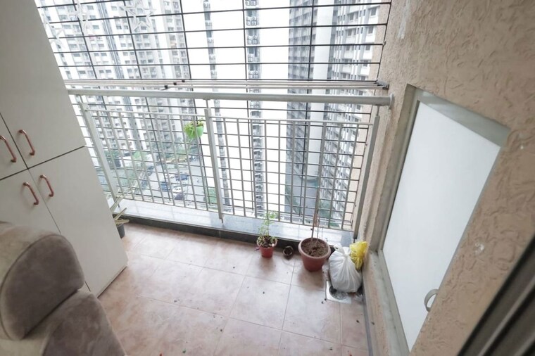 Balcony, lodha-splendora  1000 Sq.Ft. Apartment In Ghodbunder Road Thane 10129523