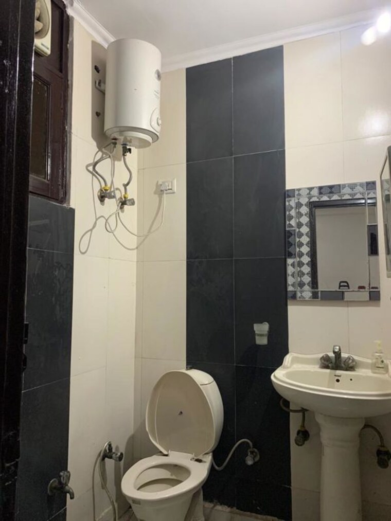 Bathroom, shakti khand 2 2 Bedroom 900 Sq.Ft. Builder Floor In Shakti Khand 2 Ghaziabad 10129586