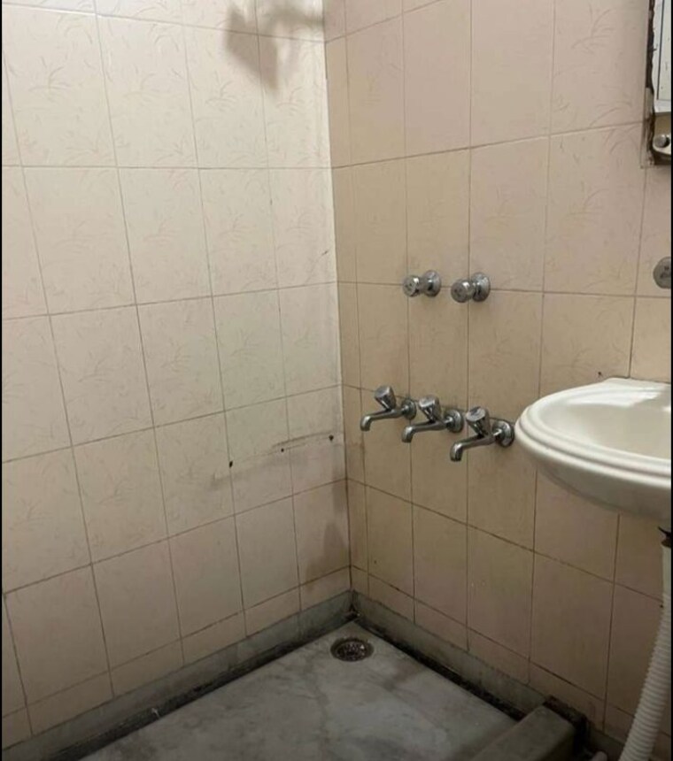 Bathroom, sector 23 2 Bedroom 800 Sq.Ft. Builder Floor In Sector 23 Chandigarh 10129591