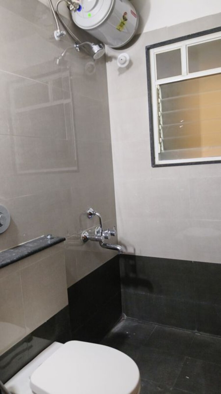 Bathroom, atul-westernhills 3.5 Bedroom 1900 Sq.Ft. Apartment In Baner Pune 10129626