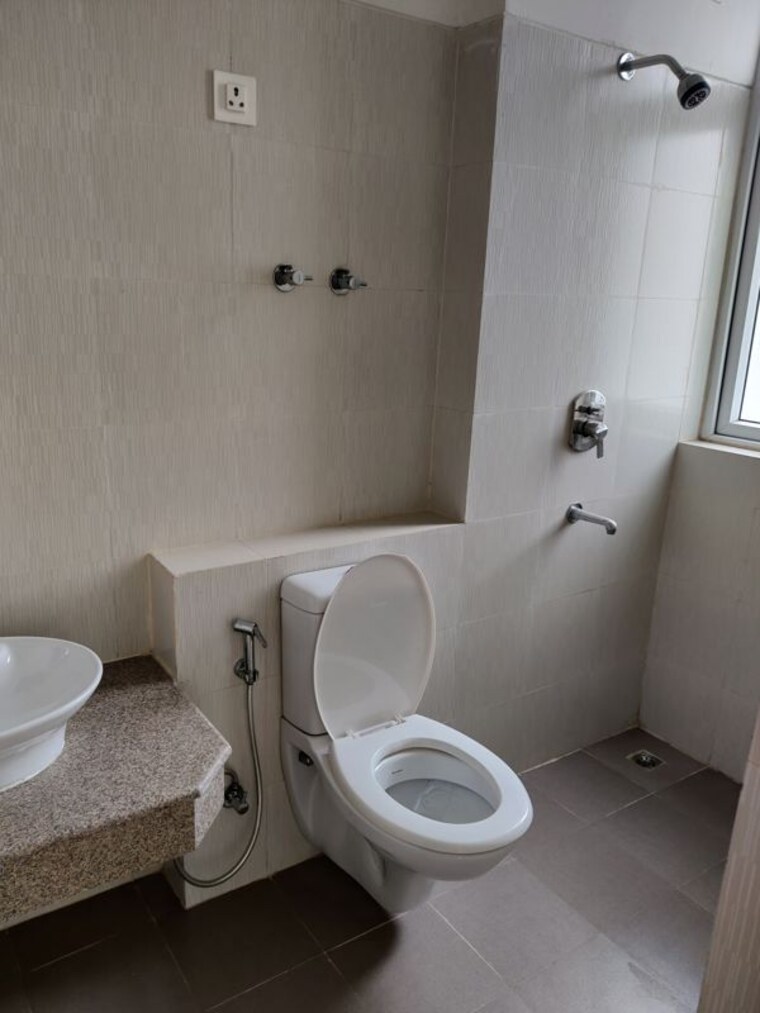 Bathroom, indiabulls-centrum-park 2 Bedroom 1423 Sq.Ft. Apartment In Sector 103 Gurgaon 10129688