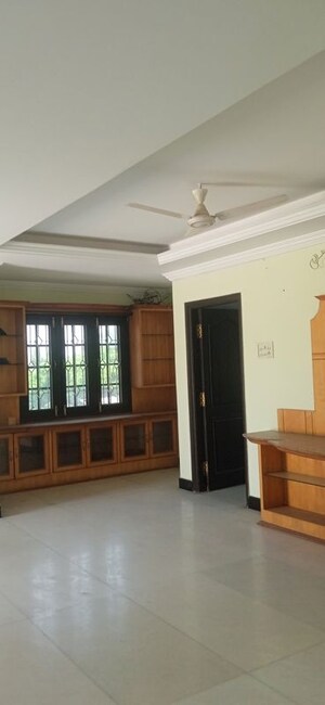 Room in 4 BHK Apartment at Banjara Hills – for Rent