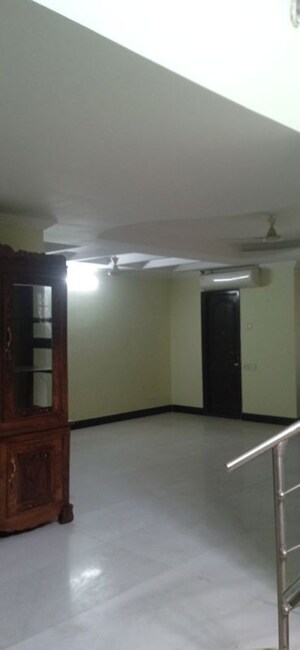 Room in 4 BHK Apartment at Banjara Hills – for Rent