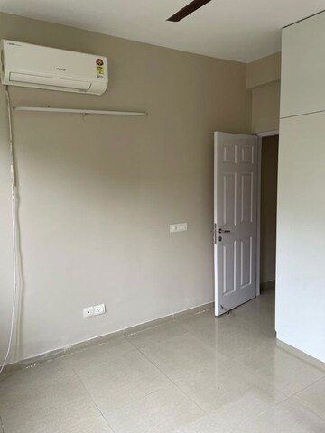 Room in 4 BHK Apartment at Emaar MGF Emerald Hills, Sector 65 – for Rent