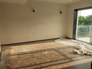 Room in 4 BHK Villa at Unitech Uniworld Resorts-The Residences, Sector 33 – for Rent