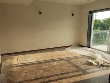 Room in 4 BHK Villa at Unitech Uniworld Resorts-The Residences, Sector 33 – for Rent