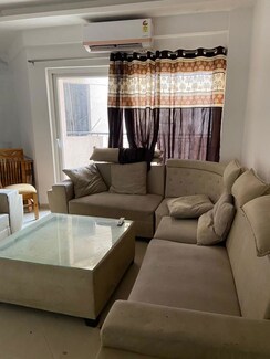 2 BHK Apartment For Rent in Shri Radha Sky Gardens