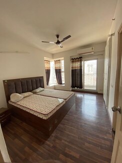 2 BHK Apartment For Rent in Shri Radha Sky Gardens