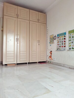 Room in 3 BHK Apartment at Chaitanya Tower, Prabhadevi – for Rent