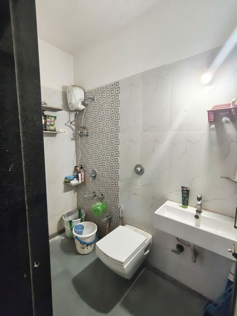 Bathroom, hiranandani estate 1 Bedroom 450 Sq.Ft. Builder Floor In Hiranandani Estate Thane 10129860