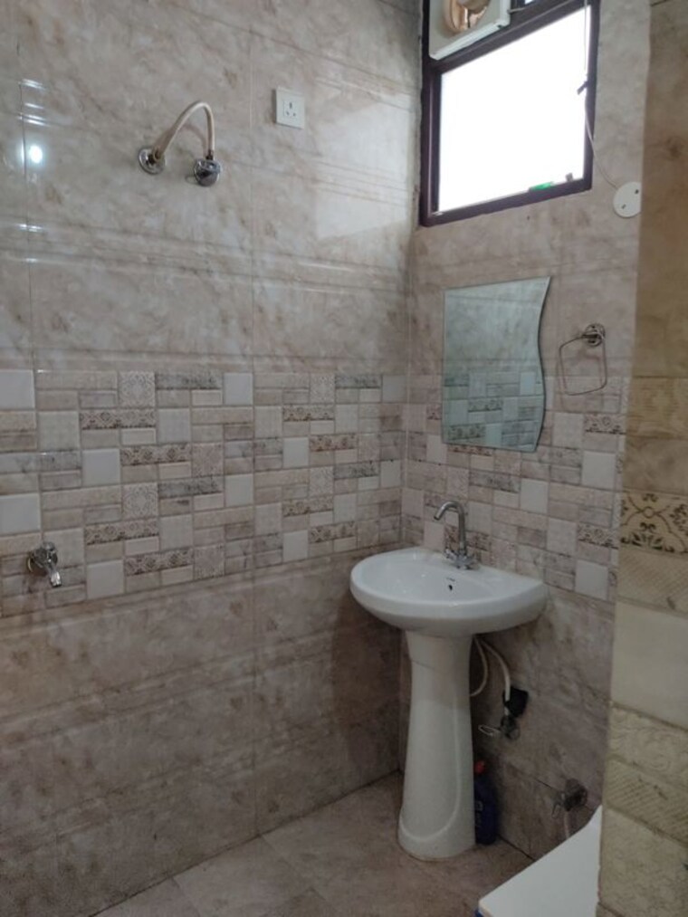 Bathroom, dhakoli 2 Bedroom 100 Sq.Yd. Apartment In Dhakoli Zirakpur 10129897