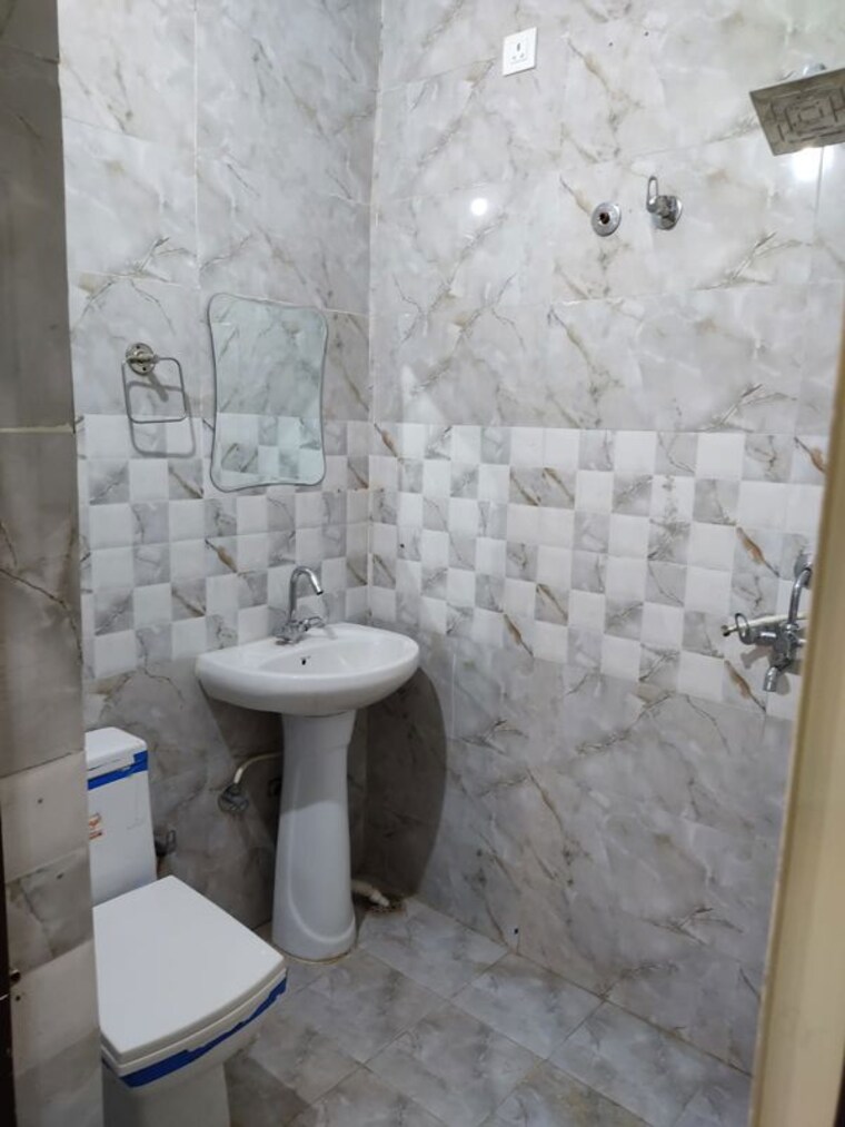 Bathroom, dhakoli 2 Bedroom 100 Sq.Yd. Apartment In Dhakoli Zirakpur 10129897