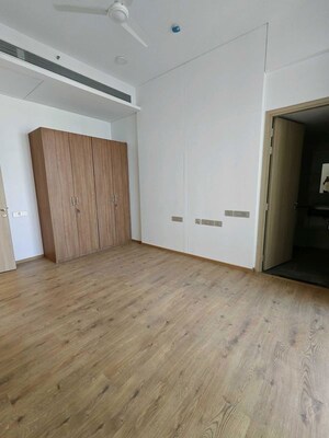 Room in 4 BHK Apartment at Rustomjee Crown, Prabhadevi – for Rent