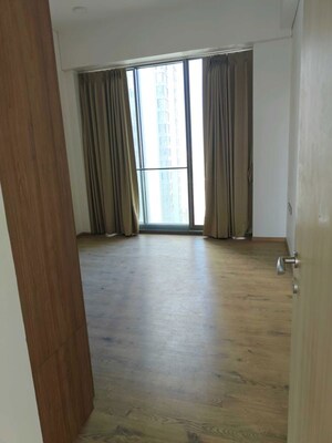Room in 4 BHK Apartment at Rustomjee Crown, Prabhadevi – for Rent