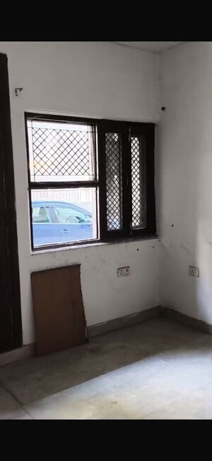 Room in 2.5 BHK Apartment at Rohini Sector 14 – for Sale