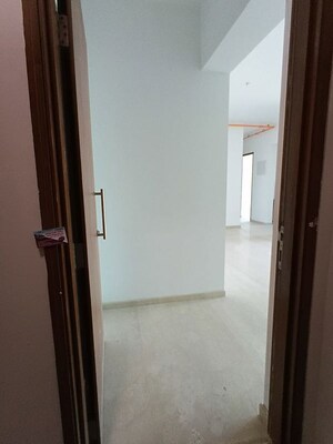 Room in 3 BHK Apartment at Kalpataru Immensa, Kolshet Road – for Rent