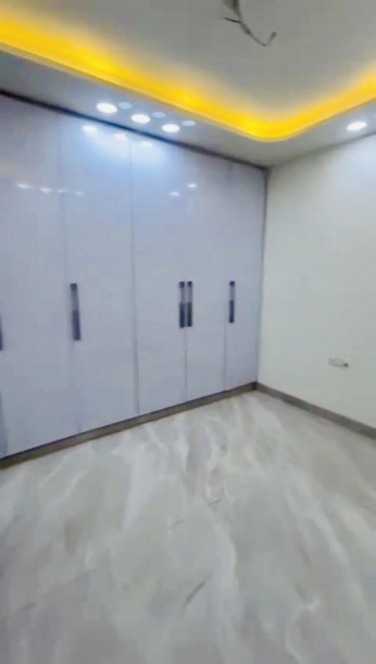 Room, sector 22 dwarka 3.5 Bedroom 1800 Sq.Ft. Apartment In Sector 22 Dwarka Delhi 10130079