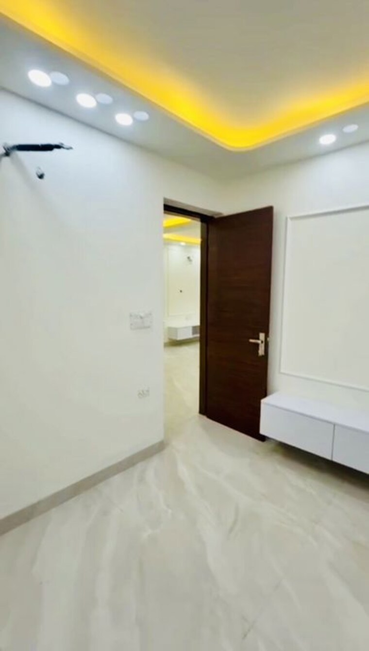 Room, sector 22 dwarka 3.5 Bedroom 1800 Sq.Ft. Apartment In Sector 22 Dwarka Delhi 10130079