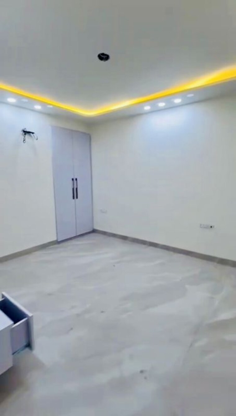 Room, sector 22 dwarka 3.5 Bedroom 1800 Sq.Ft. Apartment In Sector 22 Dwarka Delhi 10130079