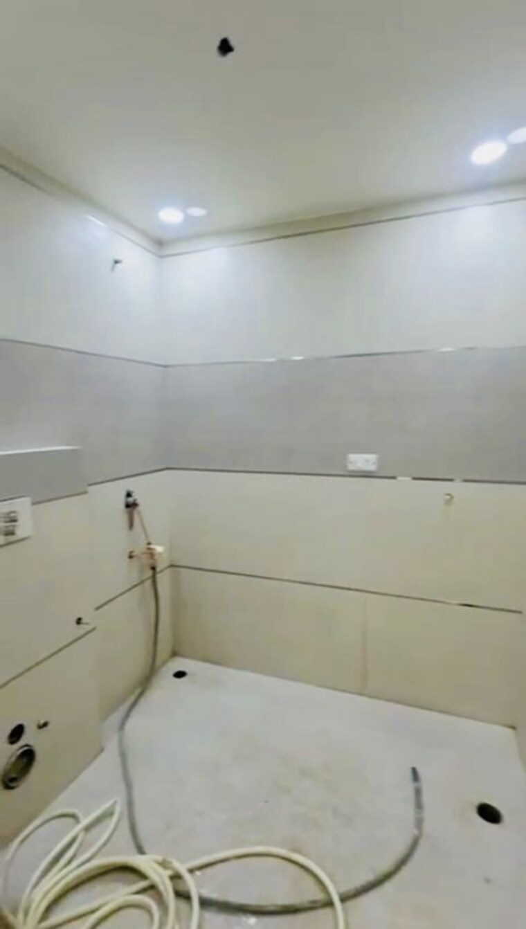 Bathroom, sector 22 dwarka 3.5 Bedroom 1800 Sq.Ft. Apartment In Sector 22 Dwarka Delhi 10130079