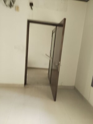 Room in 4 BHK Apartment at Sarita Vihar – for Rent