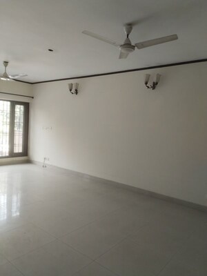 Room in 4 BHK Apartment at Sarita Vihar – for Rent