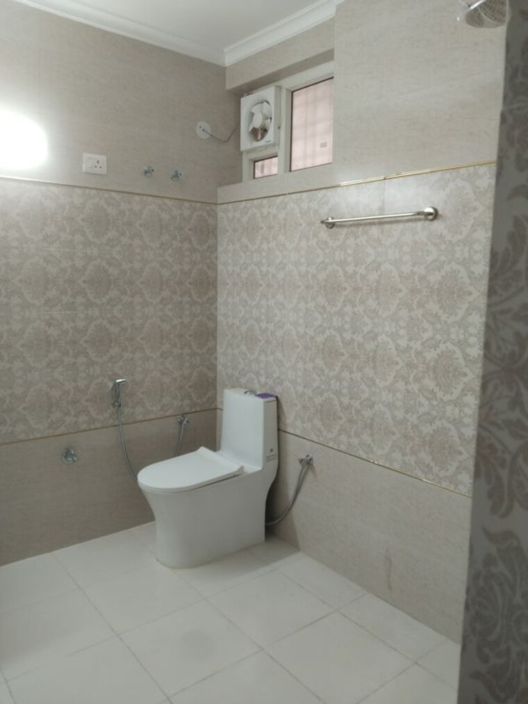 Bathroom, sarita vihar 4 Bedroom 2250 Sq.Ft. Apartment In Sarita Vihar Delhi 10130123