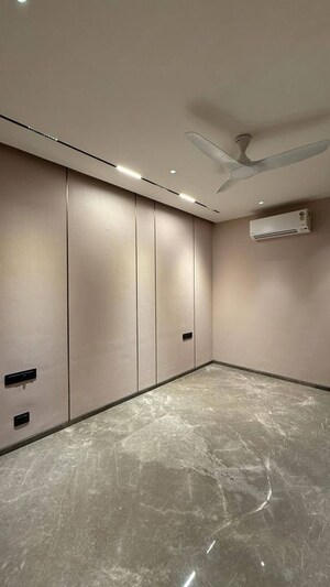 Room in 3 BHK Apartment at Tulip White, Sector 69 – for Rent