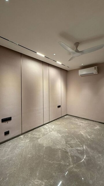 Room in 3 BHK Apartment at Tulip White, Sector 69 – for Rent