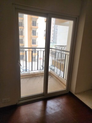 Room in 2.5 BHK Apartment at Amrapali Terrace Homes, Tech Zone 4 Greater Noida – for Sale