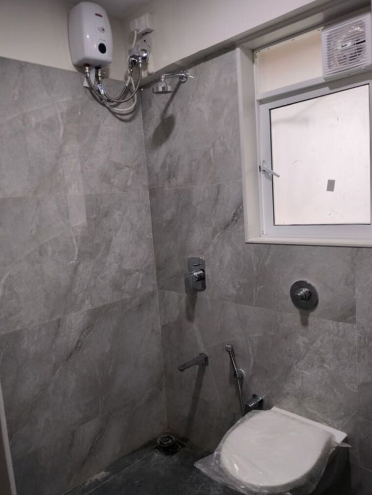 Bathroom, vile parle west 1 RK 350 Sq.Ft. Apartment In Vile Parle West Mumbai 10130279