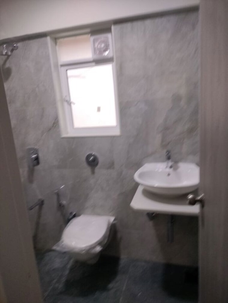 Bathroom, vile parle west 1 RK 350 Sq.Ft. Apartment In Vile Parle West Mumbai 10130279