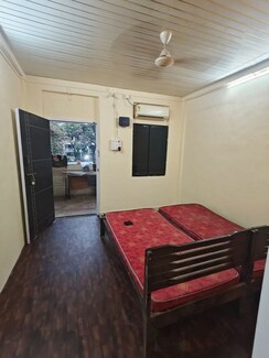 1 RkApartment For Rent in Vile Parle West