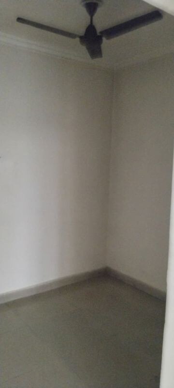 Room in 2.5 BHK Apartment at Amrapali Silicon City, Sector 76 – for Sale