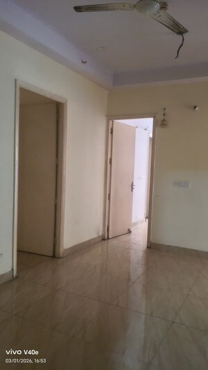 Room in 2 BHK Apartment at Gaur City 7th Avenue, Sector 4 Greater Noida – for Rent