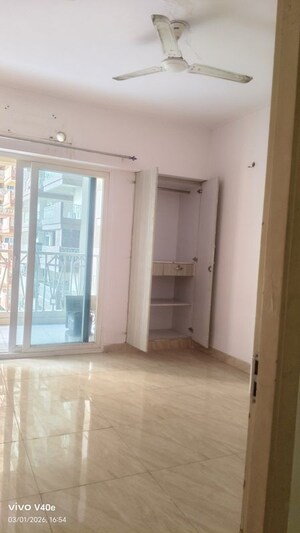 Room in 2 BHK Apartment at Gaur City 7th Avenue, Sector 4 Greater Noida – for Rent