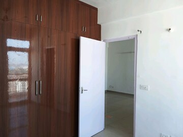 Room in 3 BHK Apartment at Corona Optus, Sector 37c – for Rent