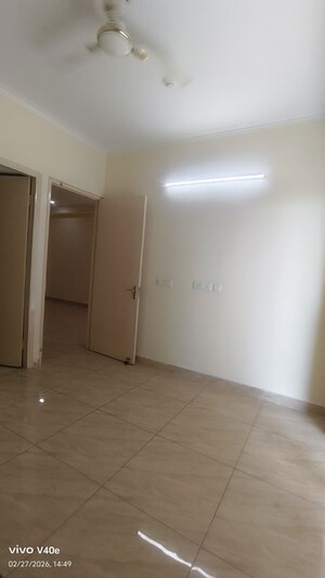 Room in 3 BHK Apartment at Gaur City 7th Avenue, Sector 4 Greater Noida – for Rent