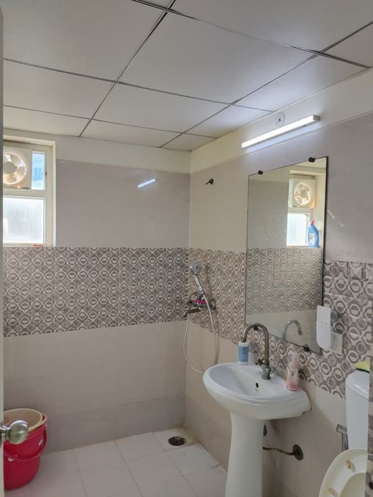 Bathroom, gaur-city-2-12th-avenue 2.5 Bedroom 1055 Sq.Ft. Apartment In Sector 16c Greater Noida Greater Noida 10130383
