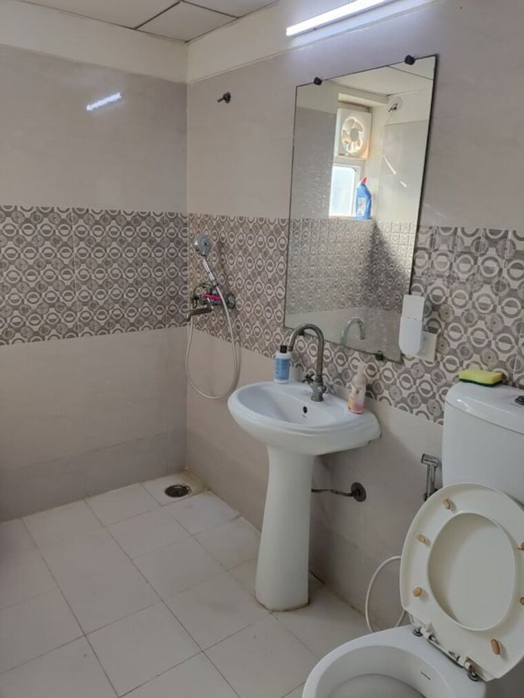 Bathroom, gaur-city-2-12th-avenue 2.5 Bedroom 1055 Sq.Ft. Apartment In Sector 16c Greater Noida Greater Noida 10130383