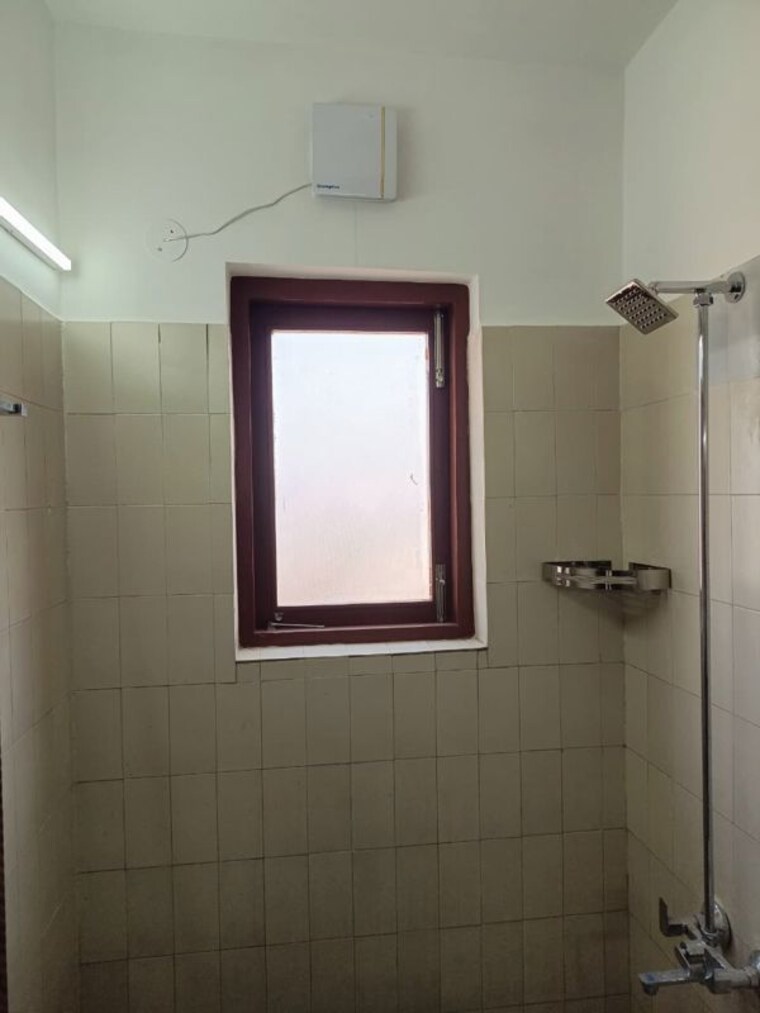 Bathroom, ansal-plaza-sector-23 3 Bedroom 15000 Sq.Ft. Independent House In Sector 23 Gurgaon 10130391