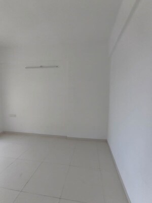 Room in 2 BHK Apartment at Runwal The Central Park, Chinchwad – for Rent