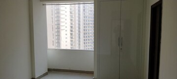Room in 3 BHK Apartment at Amrapali Heartbeat City, Sector 107 – for Rent