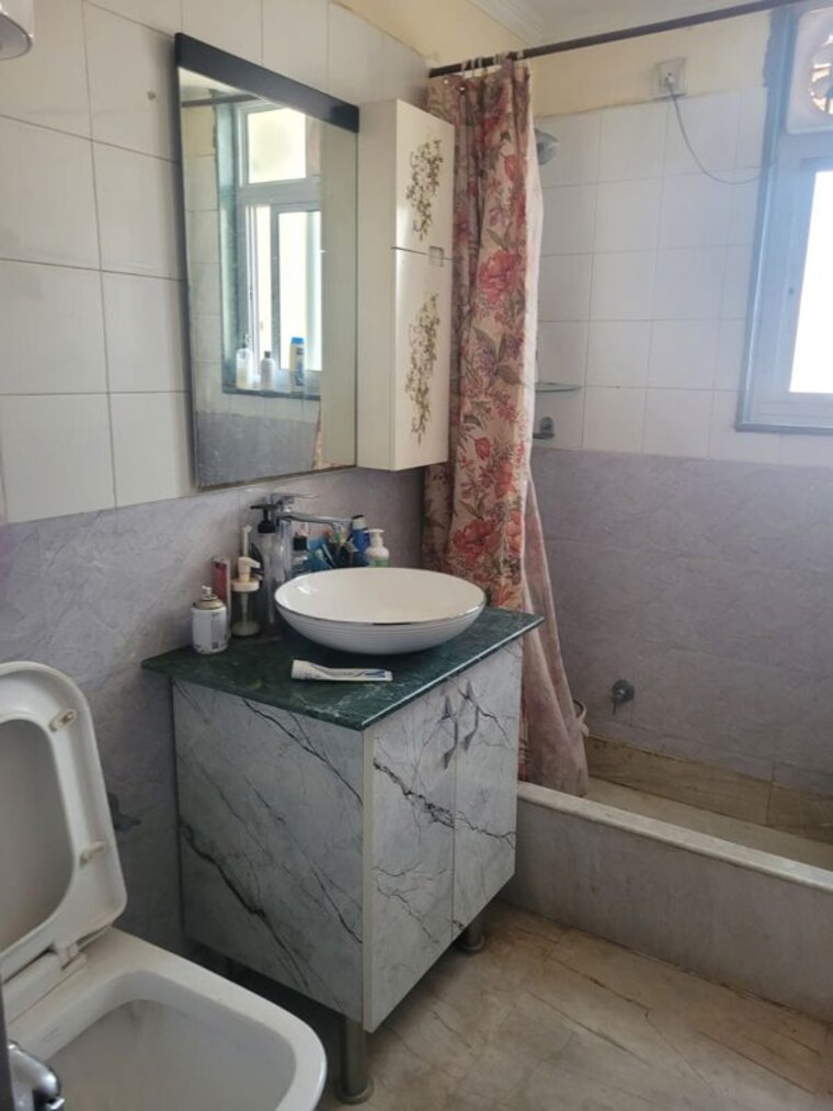 Bathroom, gracious-tower 3 Bedroom 1700 Sq.Ft. Apartment In Sector 56 Gurgaon 10130422