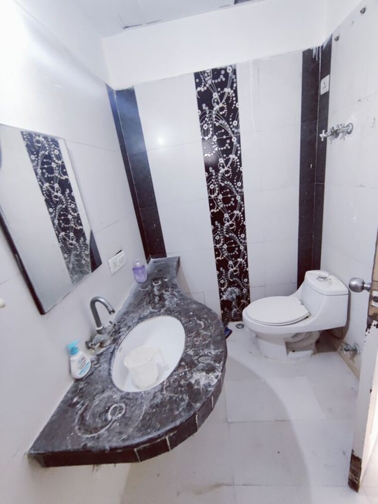 Bathroom, amrapali-vaishali 3 Bedroom 1850 Sq.Ft. Apartment In Vaishali Sector 3 Ghaziabad 10130409