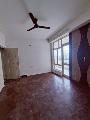 Room in 3 BHK Apartment at Amrapali Vaishali, Vaishali Sector 3 – for Rent