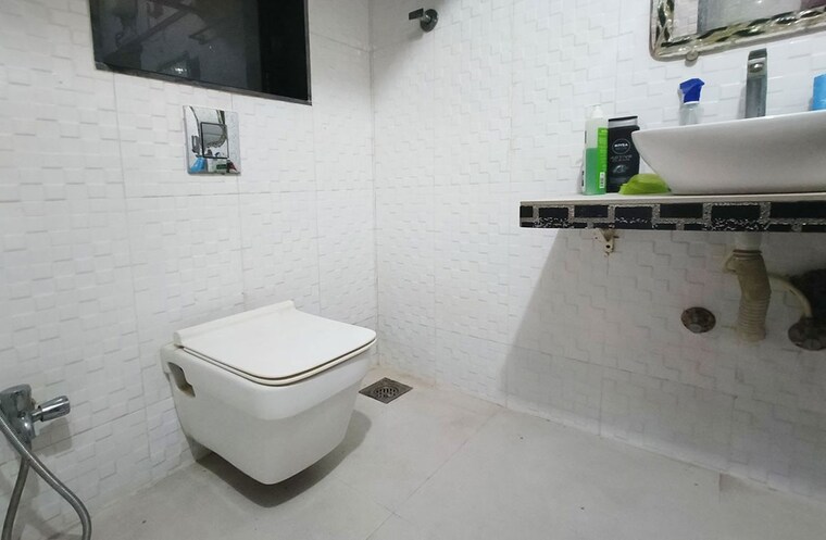 Bathroom, goregaon east Pg For Boys & Girls In Goregaon East 10130444
